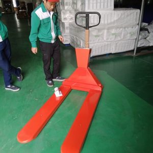 xe nâng tay gắn cân 2.5tan 3 tấn